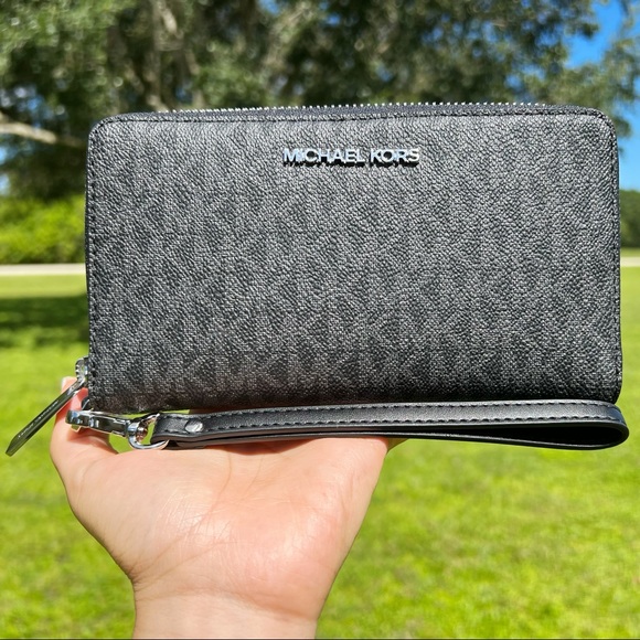 Michael Kors Handbags - Gaby’sBags💕NWT Michael Kors Wristlet phone wallet